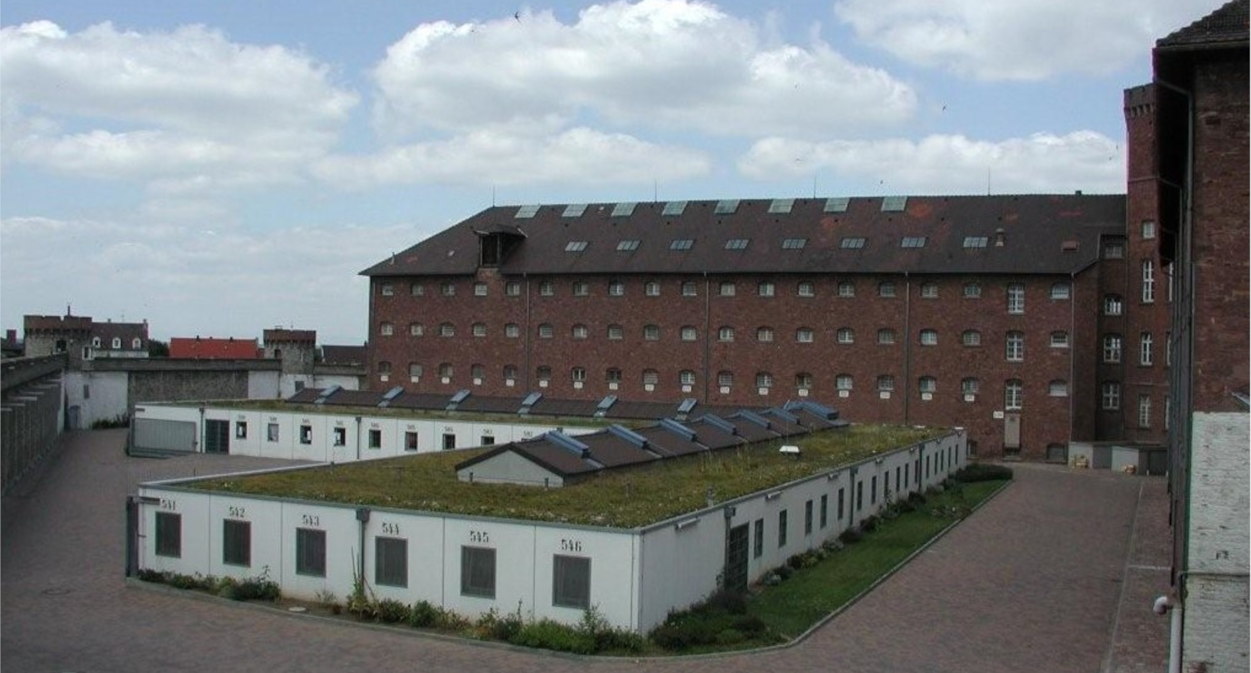 Außenansicht der sozialtherpeutischen Station der JVA Bruchsal
