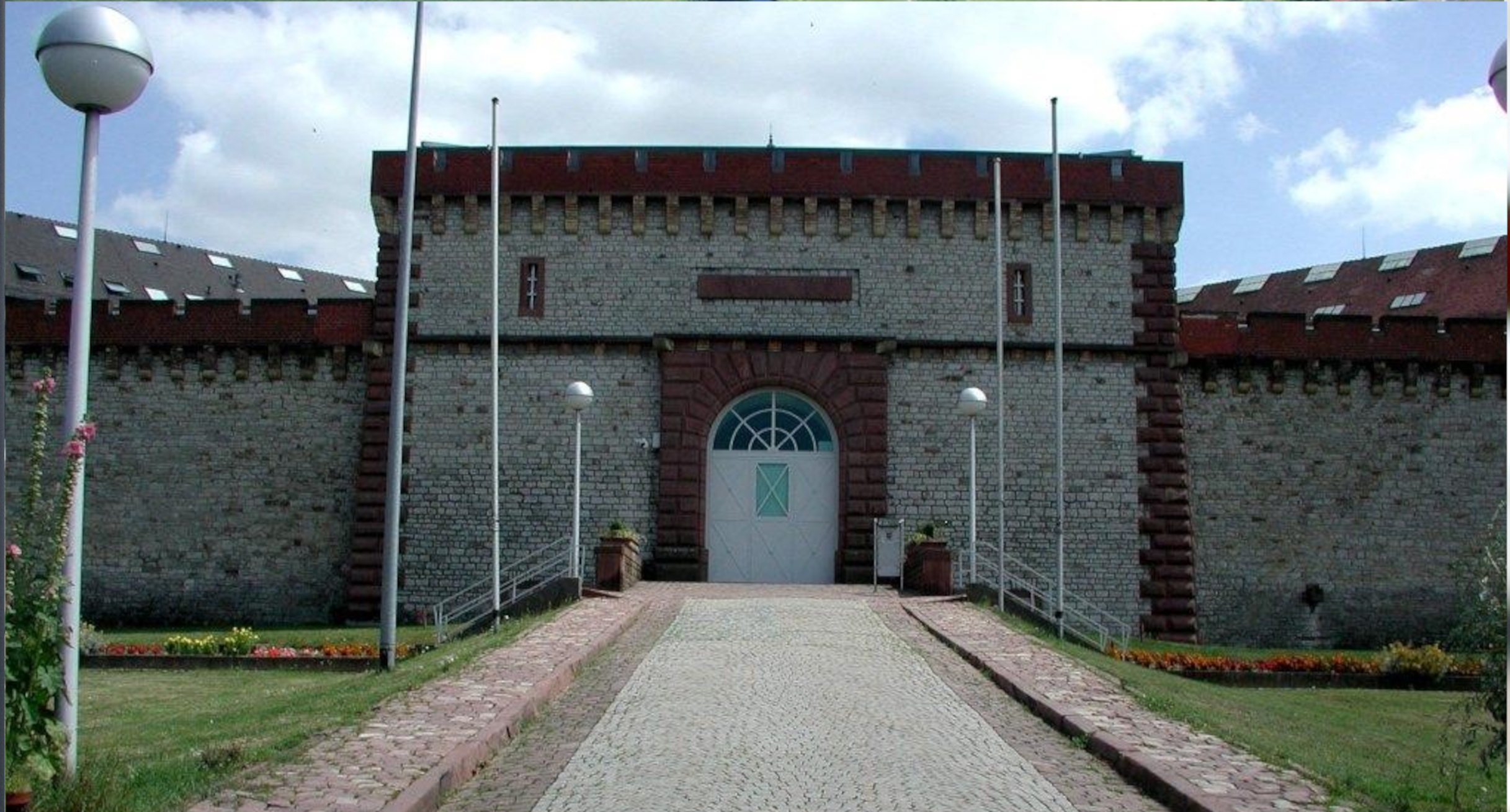 Auffahrt zum Haupteingang der JVA Bruchsal