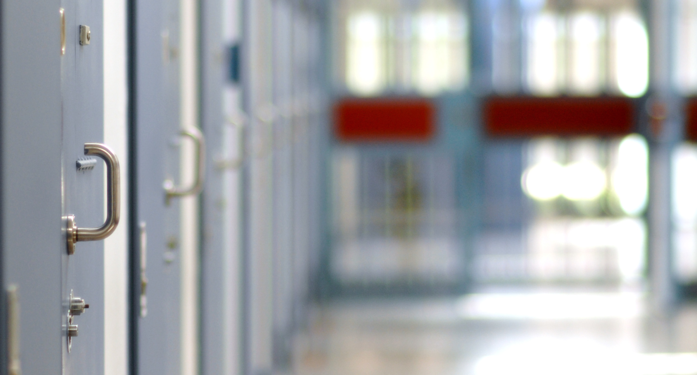 Gang mit Haftraumtüren innerhalb eines Zellentraktes
