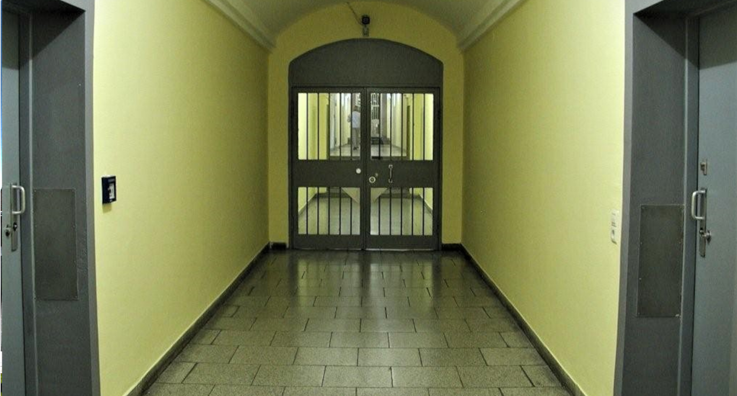Flur innerhalb der Justizvollzugsanstalt Bruchsal