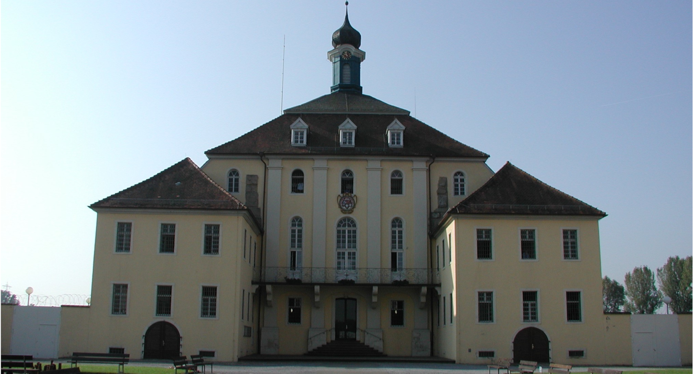 Frontansicht des Schlossbaus der Außenstelle Kislau